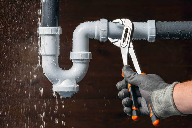 Professional Emergency Plumber technician working in Victor, CA
